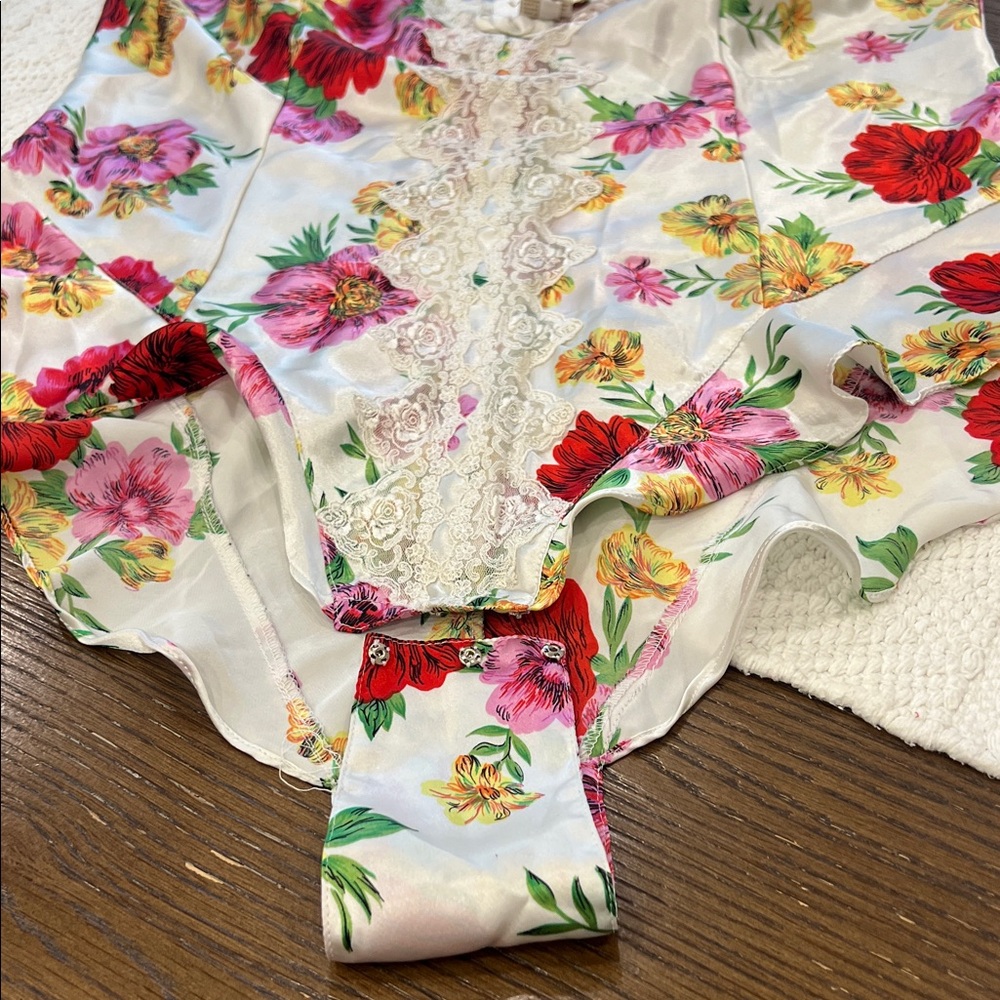 🎁🎁♥️♥️Vintage Victoria's Secret Floral Satin Chemise with Lace - Picture 9 of 15